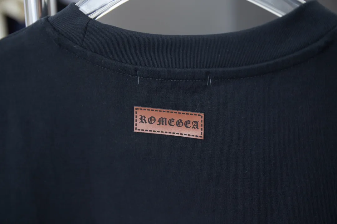🅿️220 Ch*ome Hearte 25SS early spring new model, Ch*ome Hearte leather short sleeves, light luxury, essential item for daily commuting for men and women, correct version, welcome to compare, detailed features · 320g 100% cotton double yarn jersey fabric · Custom dyed in the same vat, special thickened 32 pieces double-strand 1X1 thread · Ch*ome Hearte leather patch ➕Imported Australian matte pearl diamonds · Three-dimensional flocking Crow heart pattern on the front side · Double-needle stitching across seams · Original main mark, washed tag, branded moisture-proof paper packaging Color: Black/White Size: S/M/L/XL